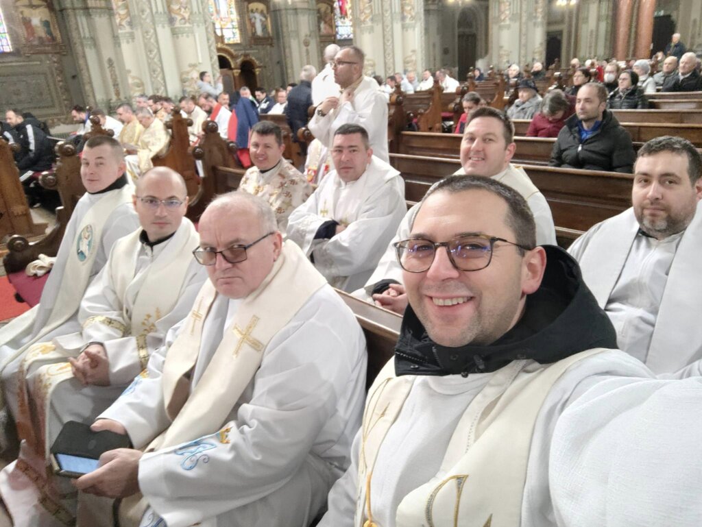 Kad odoru zameni dres: Subotički sveštenici oformili ekipu i predstavljali Srbiju na Evropskom prvenstvu za sveštena lica u futsalu 4 Kad odoru zameni dres: Subotički sveštenici oformili ekipu i predstavljali Srbiju na Evropskom prvenstvu za sveštena lica u futsalu 4