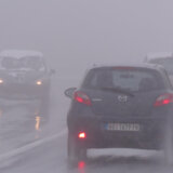 AMSS upozorio vozače: Vožnju otežavaju mokri putevi, a na planinama sneg i vetar 11
