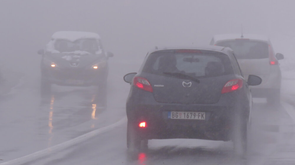 AMSS upozorio vozače: Vožnju otežavaju mokri putevi, a na planinama sneg i vetar 1