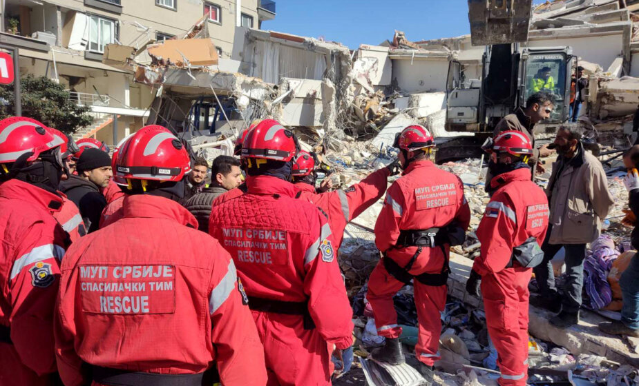 MUP: Srpski spasilački tim u Turskoj sa kolegama iz Italije traga za preživelima u zemljotresu (FOTO) 16