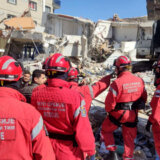 MUP: Srpski spasilački tim u Turskoj sa kolegama iz Italije traga za preživelima u zemljotresu (FOTO) 13