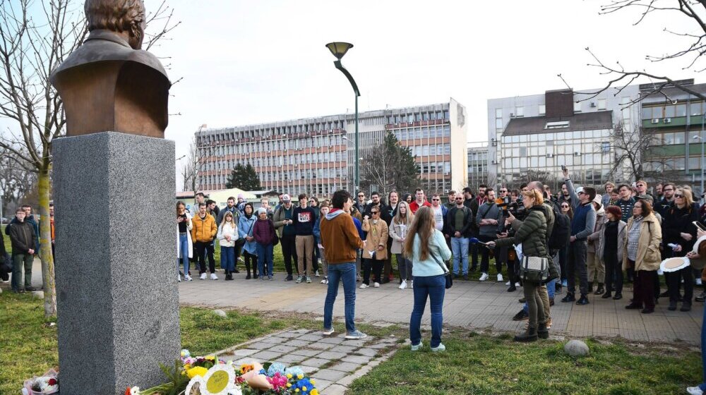 Oko 500 građana u Novom Sadu održali protest u znak podrške Ukrajini 1