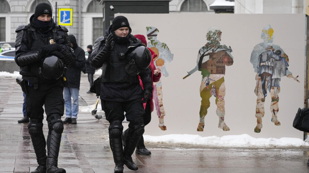 Policija po Rusiji hapsi usamljene protivnike invazije na Ukrajinu 15