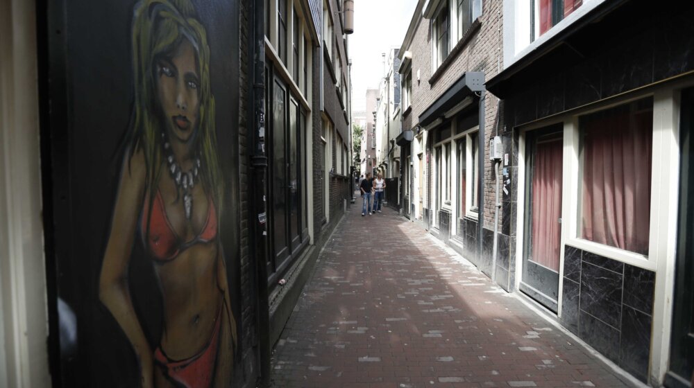 Amsterdam će zabraniti pušenje kanabisa u ulicama sa crvenim fenjerima 1