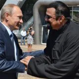 Putin odlikovao američkog glumca Stivena Sigala 5
