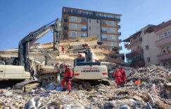 MUP: Srpski spasilački tim u Turskoj sa kolegama iz Italije traga za preživelima u zemljotresu (FOTO) 9