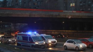 Beogradska Hitna pomoć: Dva mladića teško povređena nožem, noć sa puno intervencija