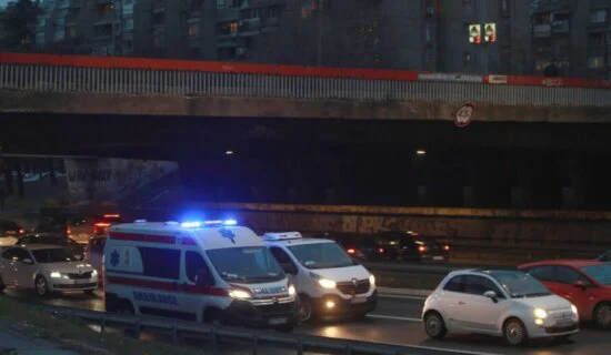 Mediji: Dečak povređen nožem na Voždovcu, prevezen u Institut za majku i dete 6