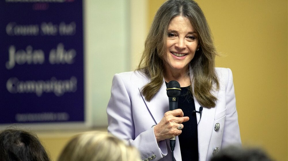 Duhovna savetnica koja je bila udata minut i po: Ko je Merijen Vilijamson, koja je najavila trku za Belu kuću? 1