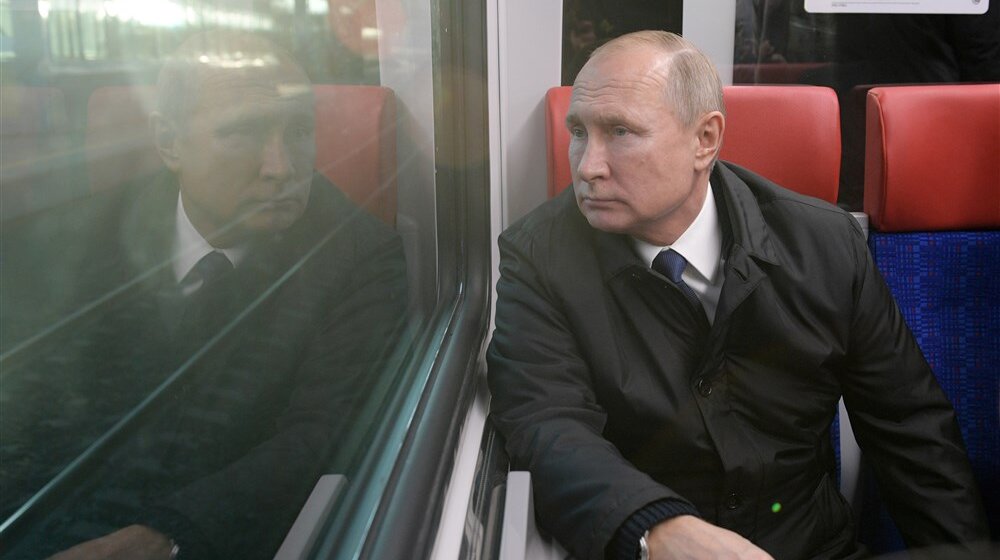 Putinovi telohranitelji brišu ručke od limuzine, šestorica ga prate u toalet? 1