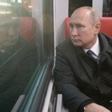 Putinovi telohranitelji brišu ručke od limuzine, šestorica ga prate u toalet? 4