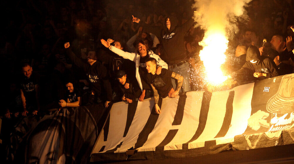 Sukob navijača i žamdarmerije u dvorani „Čair“ 1