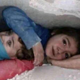 Fotografija koja je rasplakala svet – devojčica rukama štiti mlađeg brata 8