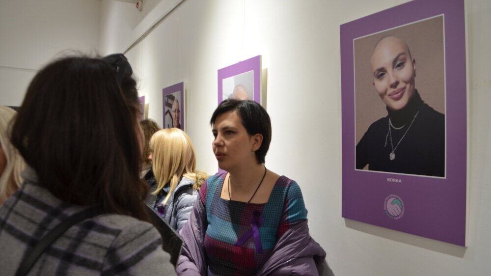 "Idite na preventivne preglede": U Vranju otvorena izložba fotografija na kojima su ljudi koji su oboleli od raka 2