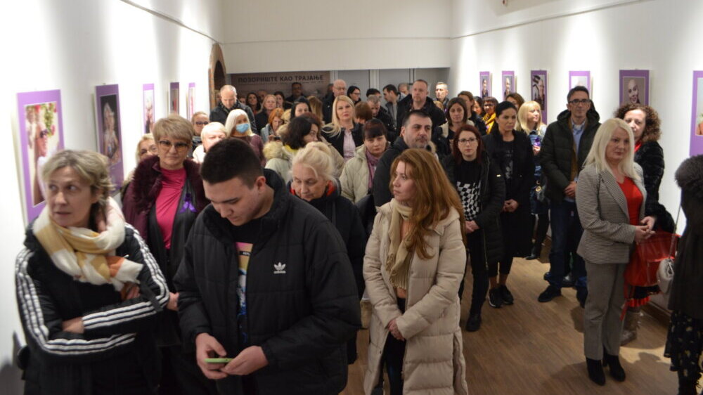 "Idite na preventivne preglede": U Vranju otvorena izložba fotografija na kojima su ljudi koji su oboleli od raka 3