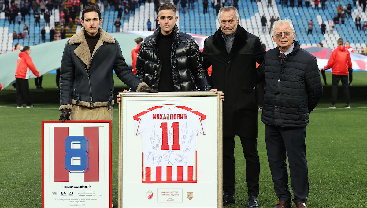 Crvena zvezda i Vojvodina odale počast Siniši Mihajloviću (FOTO/VIDEO) 2 Crvena zvezda i Vojvodina odale počast Siniši Mihajloviću (FOTO/VIDEO) 2