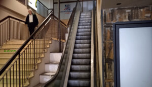 Pokretne stepenice u užičkoj Elektrodistribuciji godinama u kvaru: Do šaltera ne mogu osobe s invaliditetom, bolesni i stariji građani 2