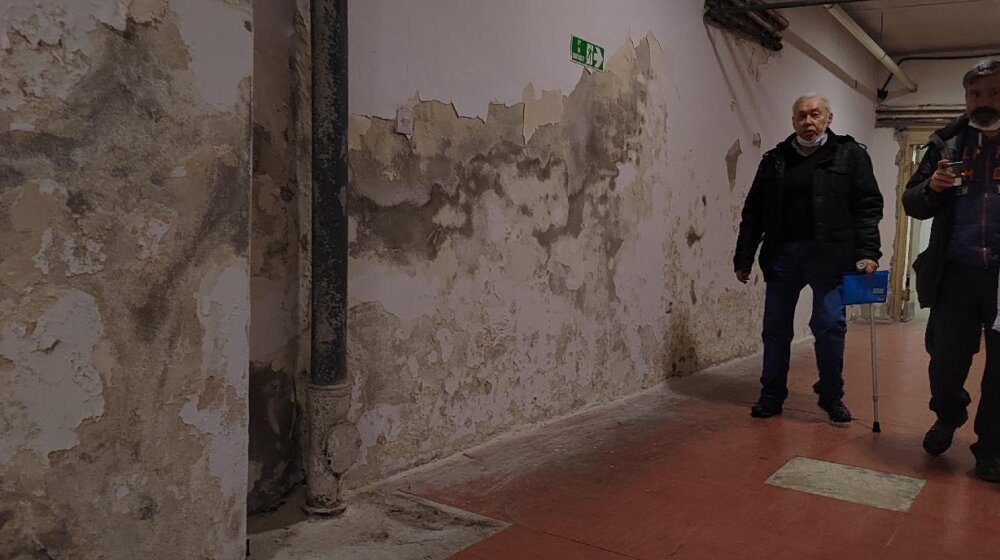 Vlaga, buđ i malter koji otpada: Čekaonica u Univerzitetskom Kliničkom centru Srbije u izrazito lošem stanju 1