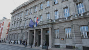 Studenti u blokadi Filološkog fakulteta Univerziteta u Beogradu saopštili su večeras da su na zgradi tog fakulteta, iz koje su ranije danas izbačeni zbog planiranog održavanja prijemnih ispita u narednim danima, promenjene brave.