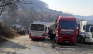 Rezervoari autobusa Bečejprevoza pune se metanom iz boca sa prikolica: Građani užičkog naselja Krčagovo uznemireni 2
