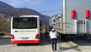 Rezervoari autobusa Bečejprevoza pune se metanom iz boca sa prikolica: Građani užičkog naselja Krčagovo uznemireni 4