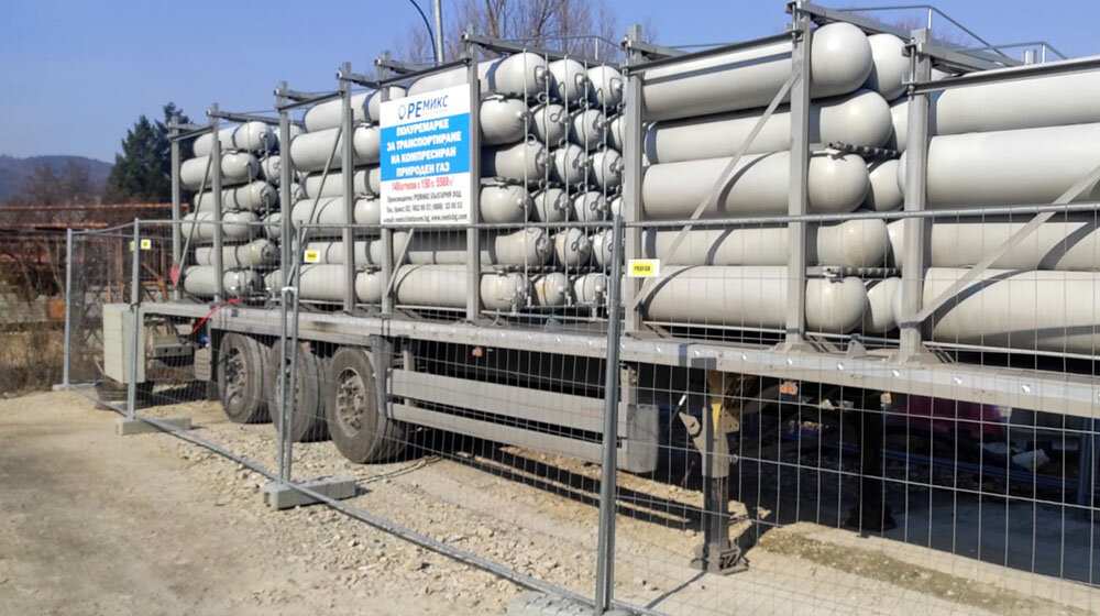 Rezervoari autobusa Bečejprevoza pune se metanom iz boca sa prikolica: Građani užičkog naselja Krčagovo uznemireni 1