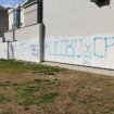 Nacionalni konvent o EU osudio pretnje Inicijativi mladih i Krokodilu jer su prekrečili grafit "Kad se vojska na Kosovo vrati" 16