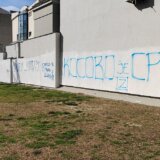 Nacionalni konvent o EU osudio pretnje Inicijativi mladih i Krokodilu jer su prekrečili grafit "Kad se vojska na Kosovo vrati" 5