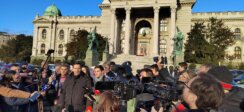 "Vučić izdajnik", "Vojsko, policijo, zaustavite izdaju, branite ustav, stanite uz narod": Protest ispred Skupštine Srbije protiv evropskog predloga za pitanje KiM (FOTO) 4