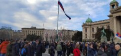 "Vučić izdajnik", "Vojsko, policijo, zaustavite izdaju, branite ustav, stanite uz narod": Protest ispred Skupštine Srbije protiv evropskog predloga za pitanje KiM (FOTO) 7
