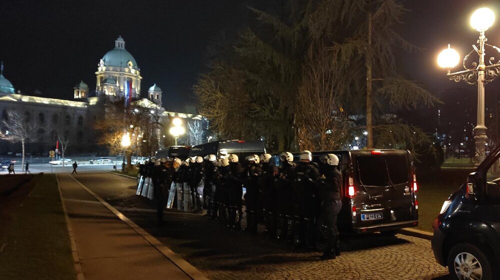 Jake policijske snage sprečile manji broj demonstranata da priđu Predsedništvu tokom Vučićevog obraćanja 1