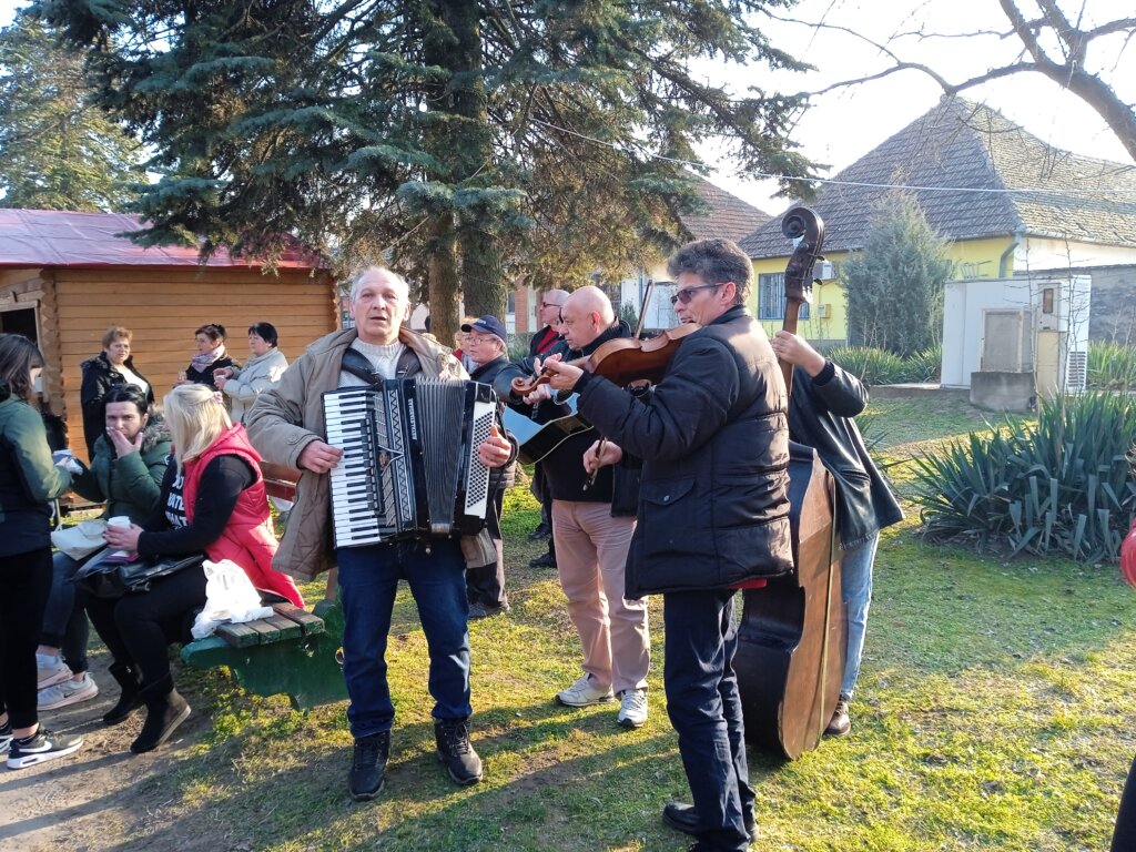 "Ne ištu mnogo sastojaka, ali je zato potreban dobar rad rukom": Domaći "fanki" okupili ljude iz cele Subotice 6 "Ne ištu mnogo sastojaka, ali je zato potreban dobar rad rukom": Domaći "fanki" okupili ljude iz cele Subotice 6