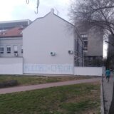 Saga sa grafitima u parku kod Mitićeve rupe se nastavlja: Prekrečene sve poruke osim "Kosovo je Srbija" 12