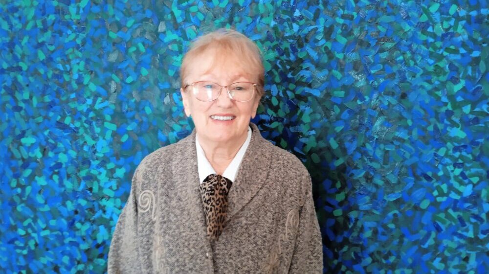 "Šta lepše mogu da doživim": Katica Čović u osmoj deceniji vodi posetioce kroz izložbe u Savremenoj galeriji Subotica 1