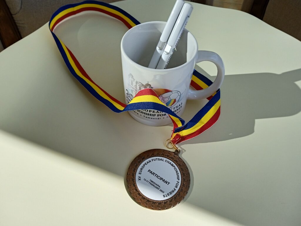 Kad odoru zameni dres: Subotički sveštenici oformili ekipu i predstavljali Srbiju na Evropskom prvenstvu za sveštena lica u futsalu 5 Kad odoru zameni dres: Subotički sveštenici oformili ekipu i predstavljali Srbiju na Evropskom prvenstvu za sveštena lica u futsalu 5