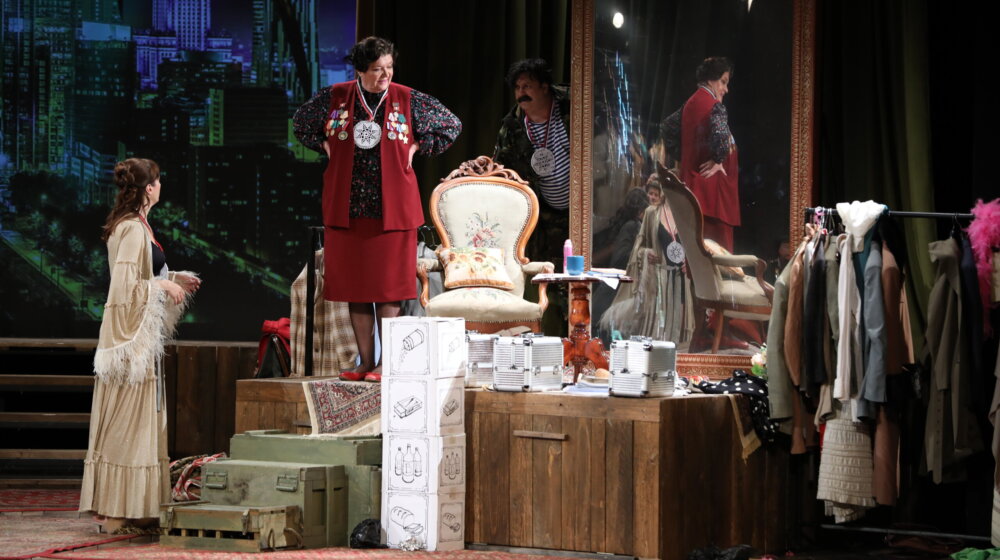 Komedija "Koferče" u Teatru Madlenianum: Gorica Popović u ulozi predsednika Rusije deli heklane medalje i peva 1