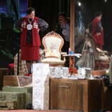 Komedija "Koferče" u Teatru Madlenianum: Gorica Popović u ulozi predsednika Rusije deli heklane medalje i peva 1