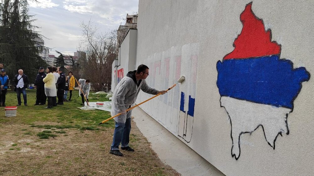 U parku kod Mitićeve rupe organizovano čišćenje, prekrečen mural sa natpisom "Kad se vojska na Kosovo vrati" 1