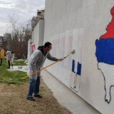 U parku kod Mitićeve rupe organizovano čišćenje, prekrečen mural sa natpisom "Kad se vojska na Kosovo vrati" 9