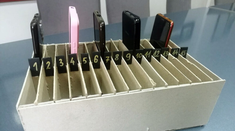 Zbog čega đaci u užičkim školama odlažu svoje telefone u kutije 1