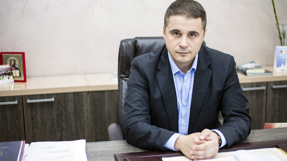 Lučani: Opozicija i studenti osudili fizički napad predsednika opštine na lokalnog sveštenika 6