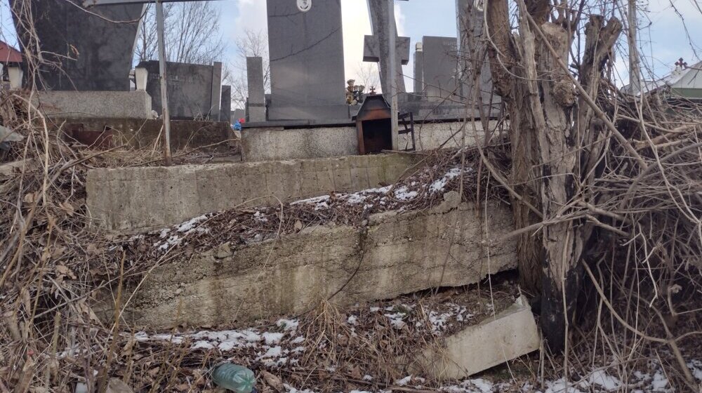 Zašto građani kragujevačkog naselja Petrovac strepe da će njihovo groblje da "otkliza" niz ulicu 1