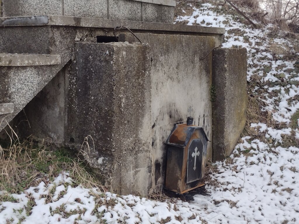 Zašto građani kragujevačkog naselja Petrovac strepe da će njihovo groblje da "otkliza" niz ulicu 2 Zašto građani kragujevačkog naselja Petrovac strepe da će njihovo groblje da "otkliza" niz ulicu 2