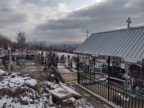 Zašto građani kragujevačkog naselja Petrovac strepe da će njihovo groblje da "otkliza" niz ulicu 6