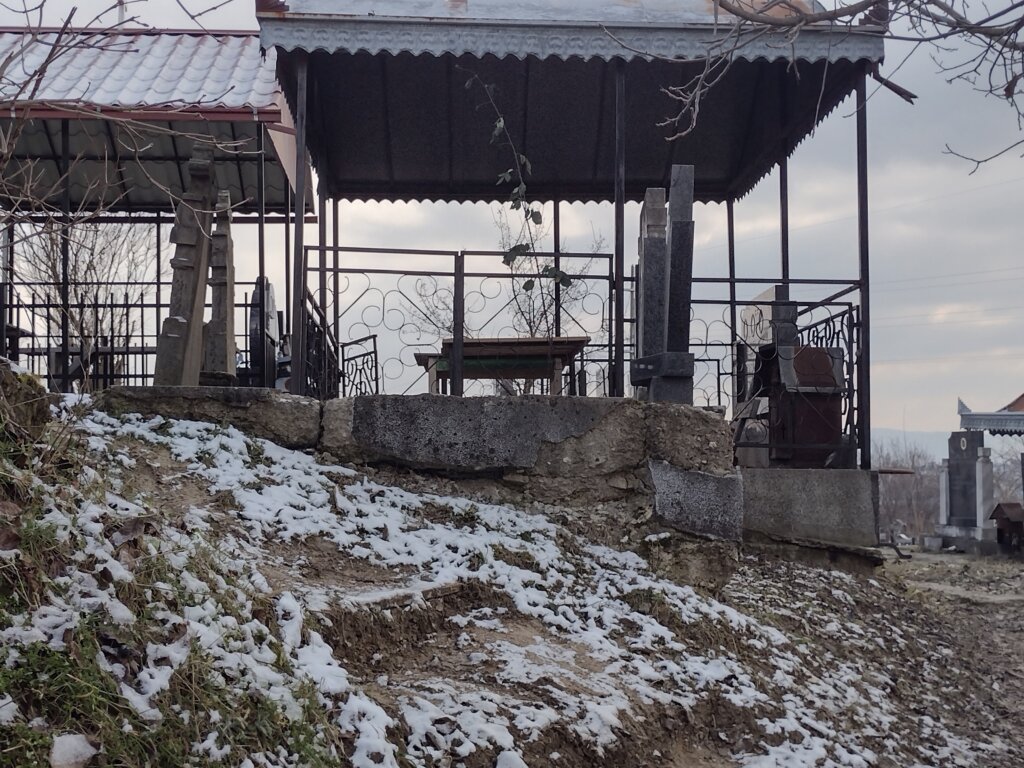 Zašto građani kragujevačkog naselja Petrovac strepe da će njihovo groblje da "otkliza" niz ulicu 7