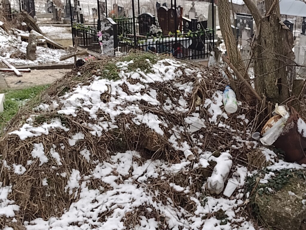 Zašto građani kragujevačkog naselja Petrovac strepe da će njihovo groblje da "otkliza" niz ulicu 5 Zašto građani kragujevačkog naselja Petrovac strepe da će njihovo groblje da "otkliza" niz ulicu 9