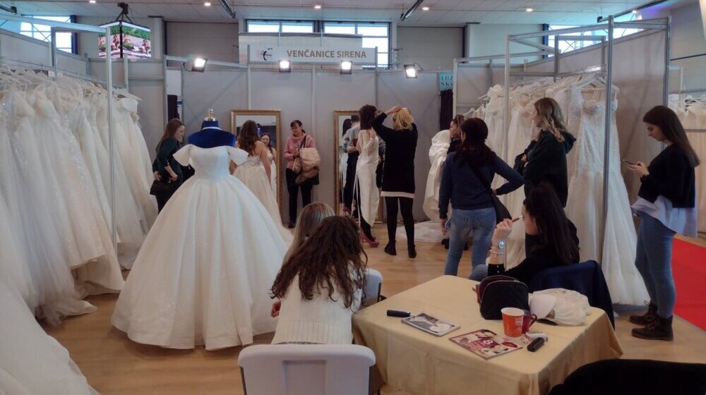 (FOTO) Od pagode i piramide do tifani stolice i šampanjac kupolice: Industrija venčanja u punom sjaju na Sajmu u Kragujevcu 1