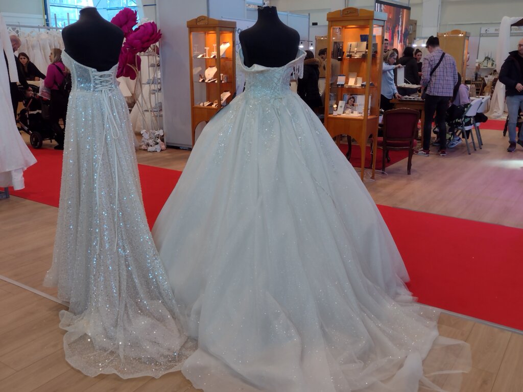 (FOTO) Od pagode i piramide do tifani stolice i šampanjac kupolice: Industrija venčanja u punom sjaju na Sajmu u Kragujevcu 2