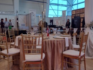 (FOTO) Od pagode i piramide do tifani stolice i šampanjac kupolice: Industrija venčanja u punom sjaju na Sajmu u Kragujevcu 4