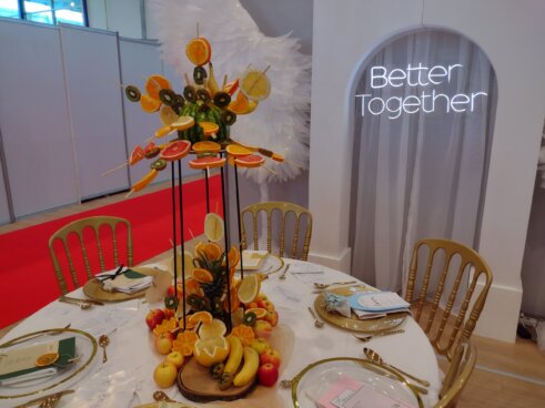 (FOTO) Od pagode i piramide do tifani stolice i šampanjac kupolice: Industrija venčanja u punom sjaju na Sajmu u Kragujevcu 7